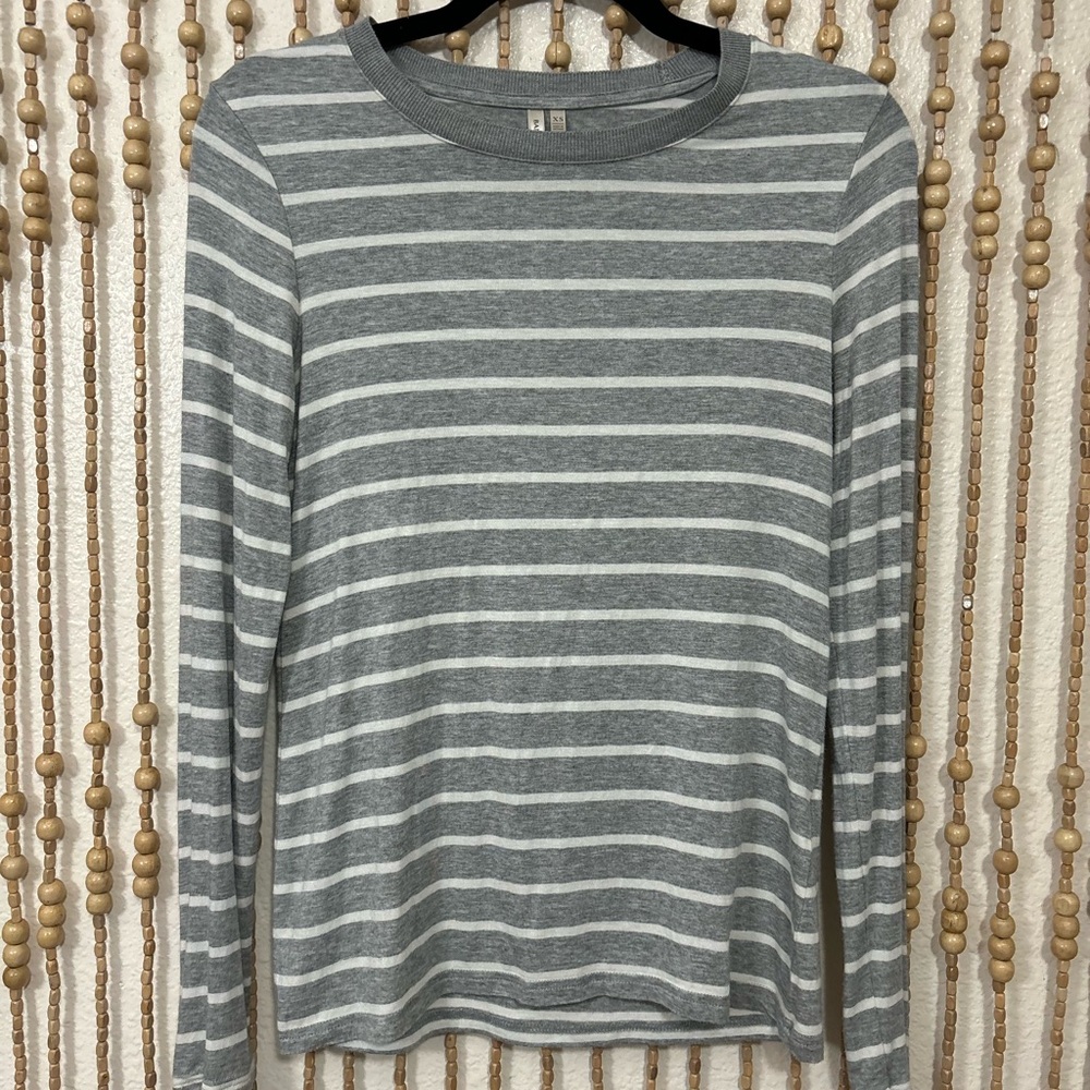 Banana Republic Super Soft Gray White Snap Button Sleeve Pullover Long Sleeve XS